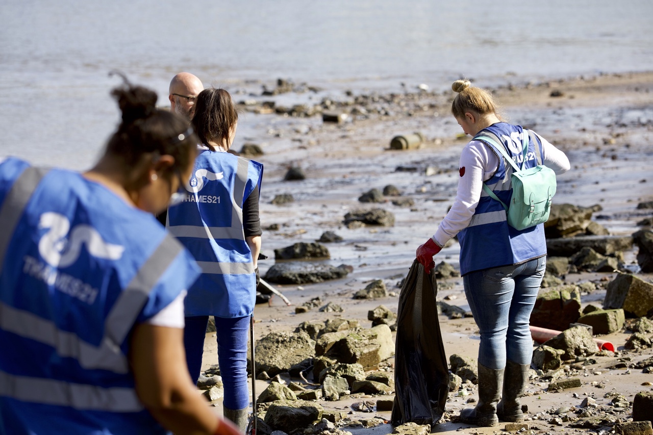 Nhân viên của IHG dọn sạch bờ sông Thames tại London